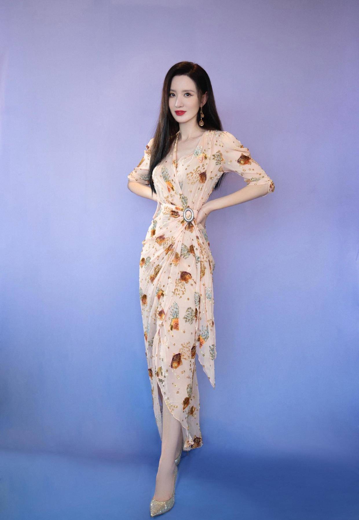 原创张萌的括号臀绝了穿一字肩紫色连衣裙凹凸感十足高级优雅