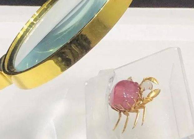 农妇遇"大蛇"巧得珍宝,专家鉴定为清朝文物,今价值1800万_螃蟹_因为