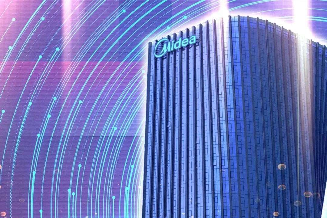 从105国道驱车由北至南进入顺德北滘,第一眼总会落在美的的总部大厦上