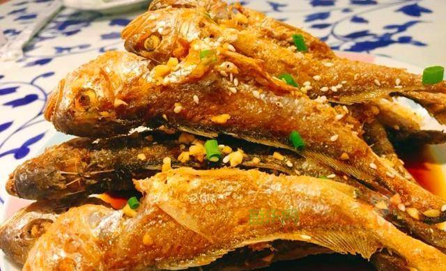 平时我们去饭店经常会点油炸小黄鱼,饭店大厨做的小黄鱼非常好吃,咬一