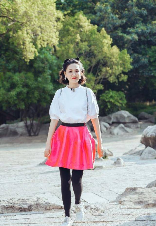 原创程莉莎穿超短裙配健身裤保守的秀美腿时尚气质别具一格