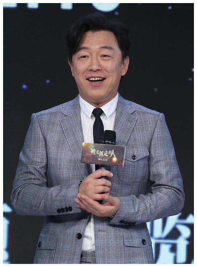 黄渤白客同台,黄渤西装秀太绅士,白客长风衣穿得像"白大褂"_渤海_气质