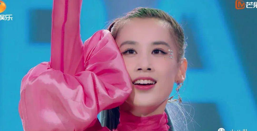 黄圣依首次的公演舞台,就被网友吐槽妆容造型太土是不是得罪了化妆师?