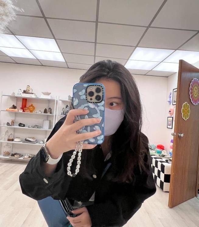 13岁刘秀桦晒近照,家中摆满珍贵的水晶,和刘銮雄长得很像_甘比_女儿