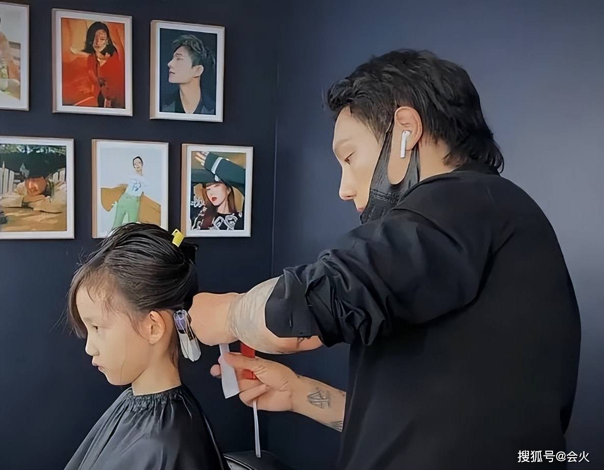 黄磊三个子女同框画画!5岁儿子五官太像爸
