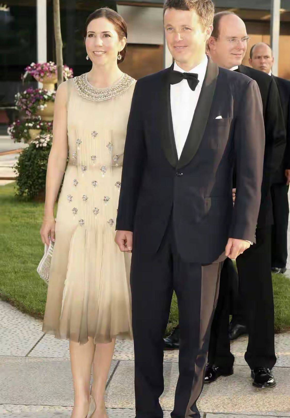 原创             50岁女人想穿出贵气感？学丹麦王妃这3条“穿衣法则”，优雅高级