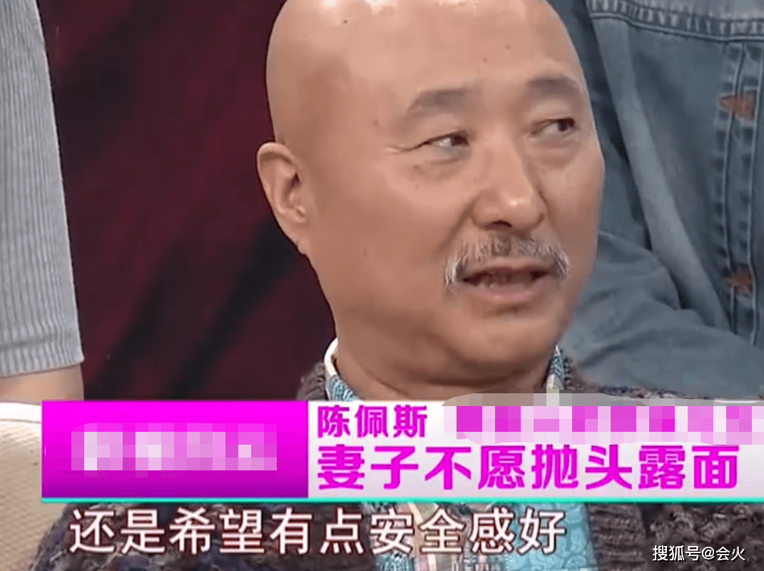 陈佩斯坐石凳上哼歌,老婆不在家高兴到拍桌子