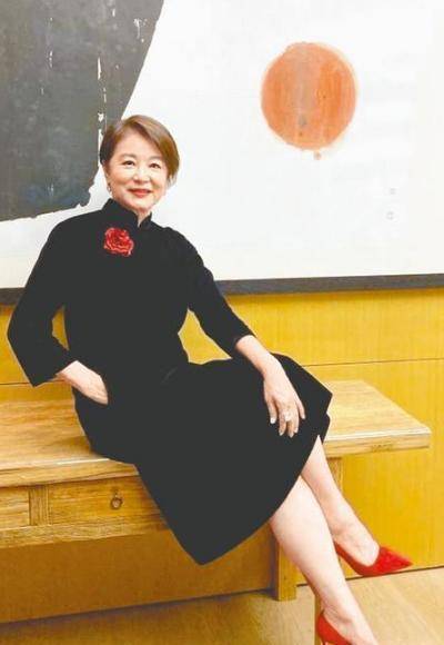 之前网上就有放出一张林青霞身穿黑色旗袍的照片,看起来有一种贵太太