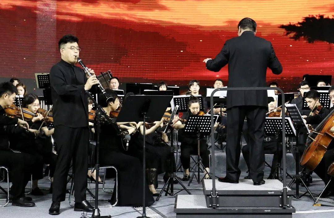 《a大调单簧管协奏曲》第二乐章竖琴独奏《伏尔塔瓦河》《c大调长笛和