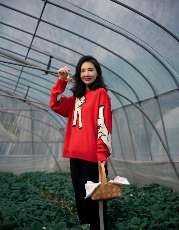 董花花立春摘草莓状态佳,张大奕忙美容庆祝新身份?