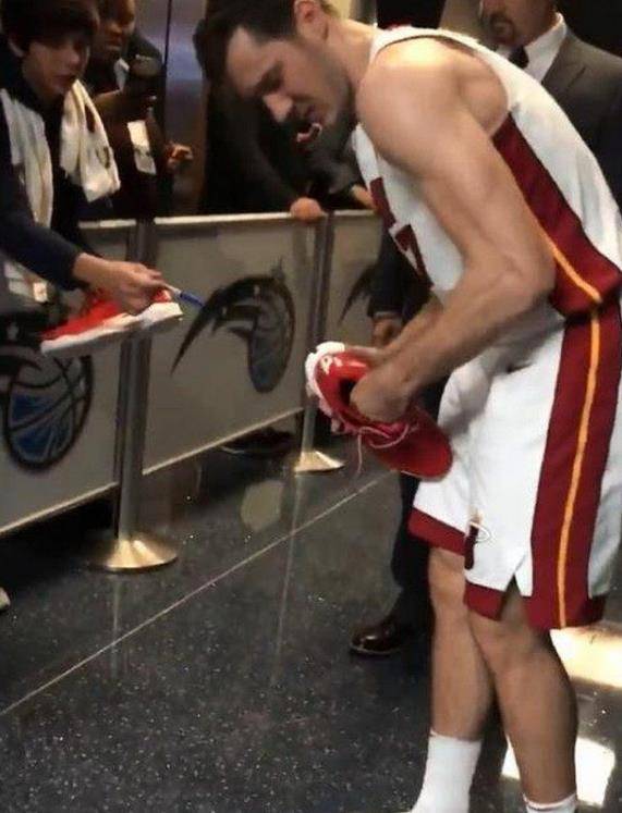 原创             为何NBA球星送球鞋时会把鞋垫拿出来？这里面学问可大了