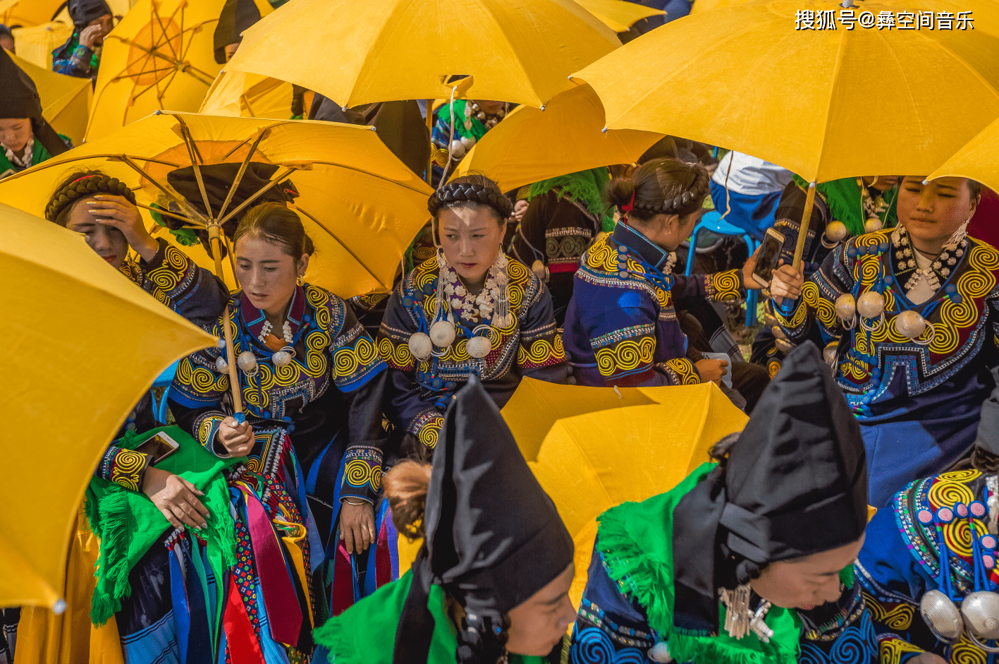 彝族火把节朵洛荷_姑娘_布拖县_草坪