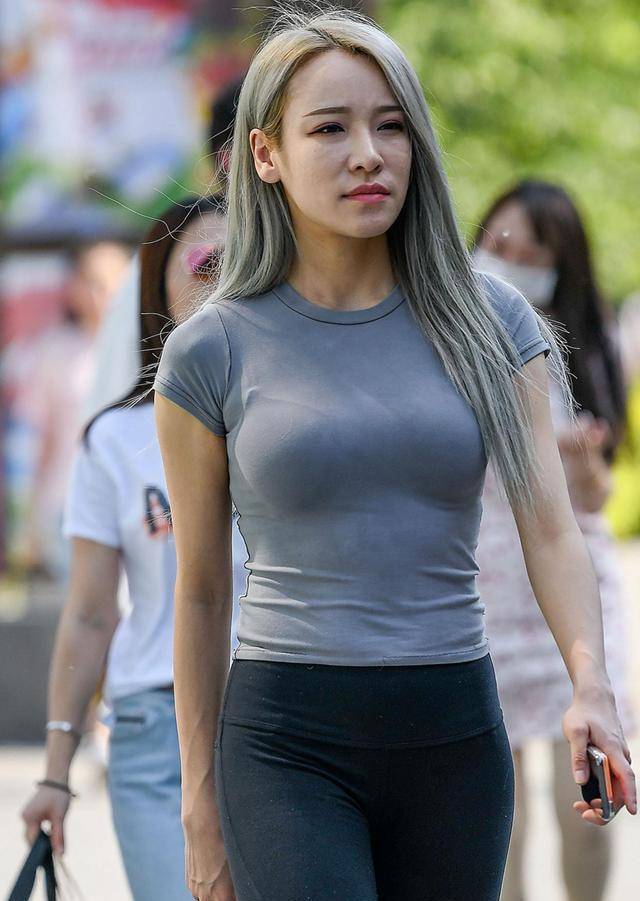 干练身姿而且走在街头随性到不行,修身的版型穿起来立马显得娇小迷人