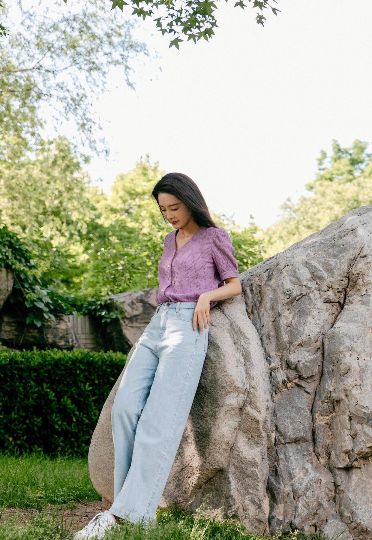 原创李沁真会穿一件紫色衬衫搭配配牛仔裤街拍清新甜美温柔又时髦