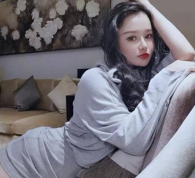 邹市明娇妻冉莹颖拍摄写真!