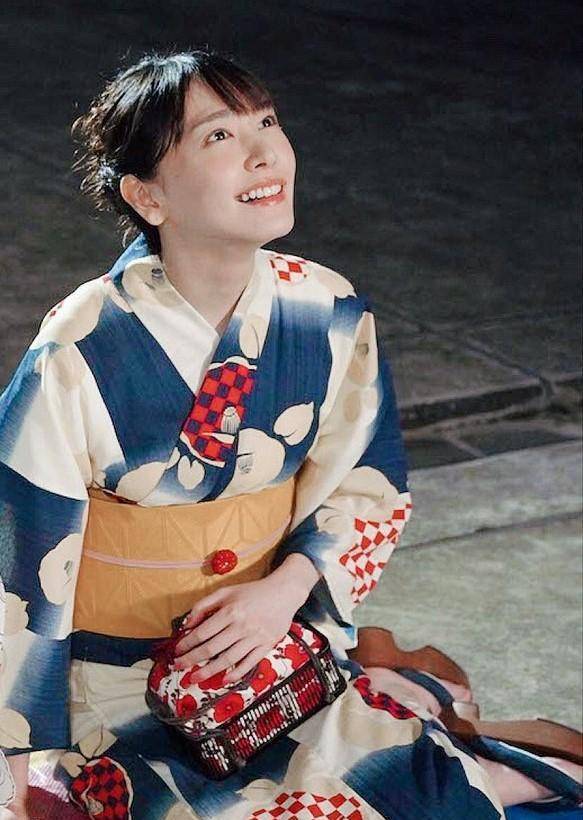 上个月刚过完32岁生日的新垣还是一脸胶原蛋白,依旧