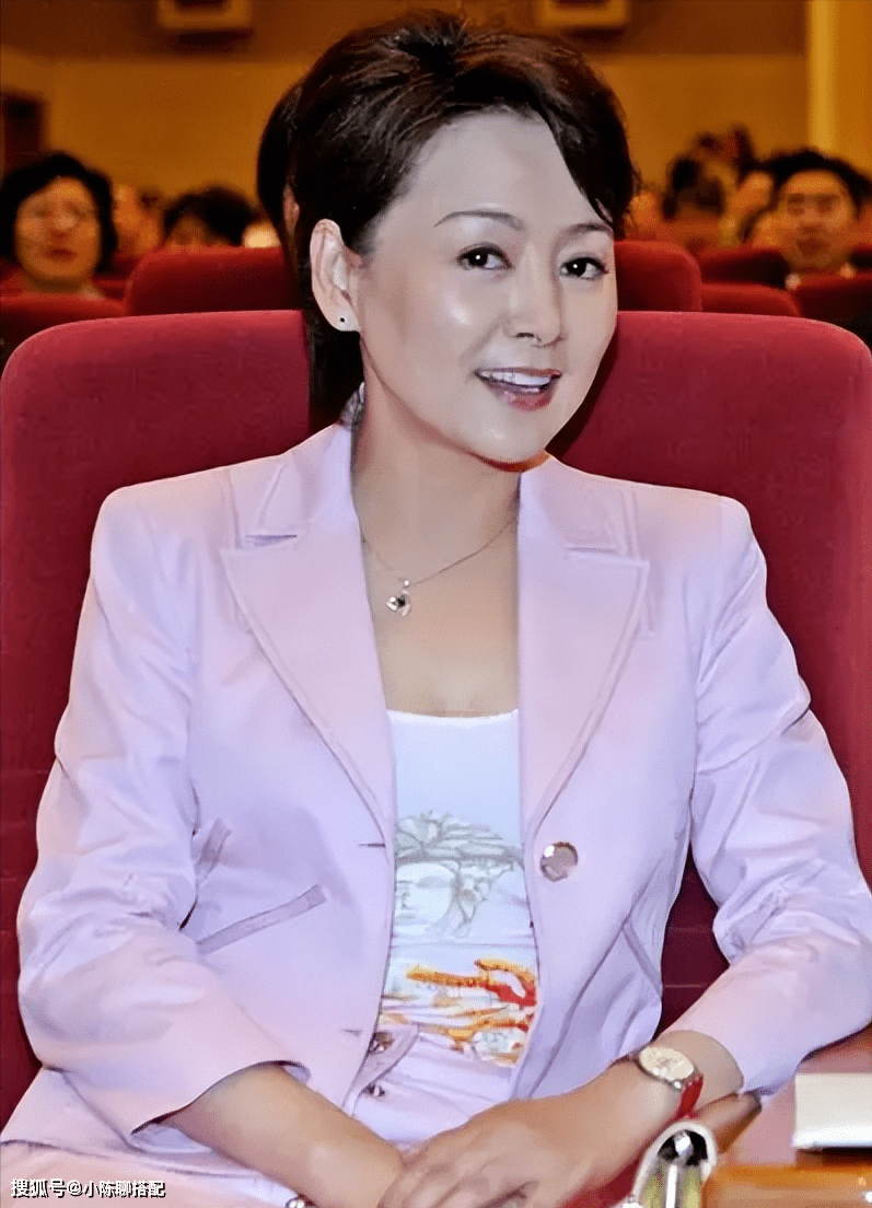 上影“厂花”张瑜,65岁穿着简约大方,到老也优雅