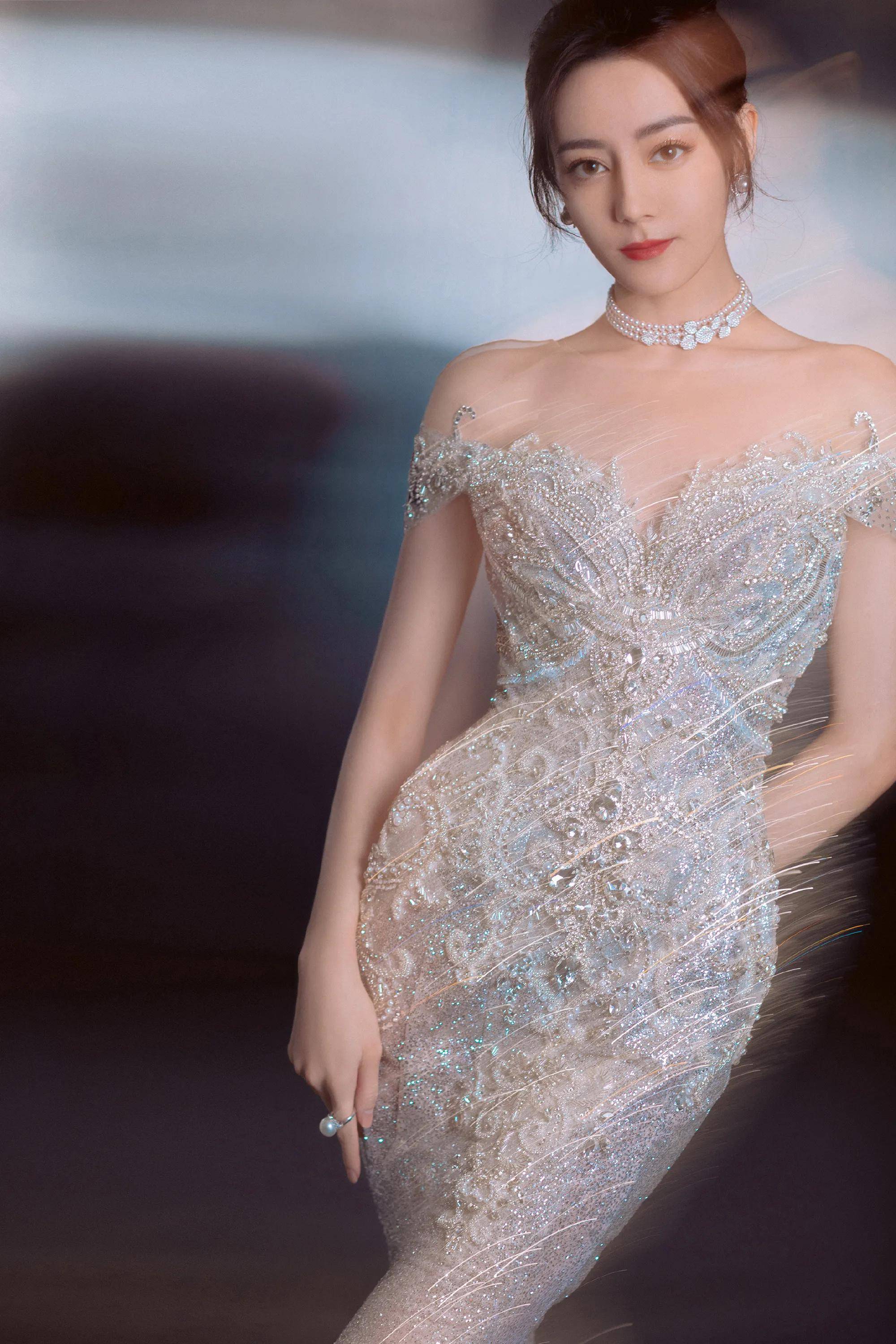 迪丽热巴,仪态万千,独领风骚_礼服_样子_养人