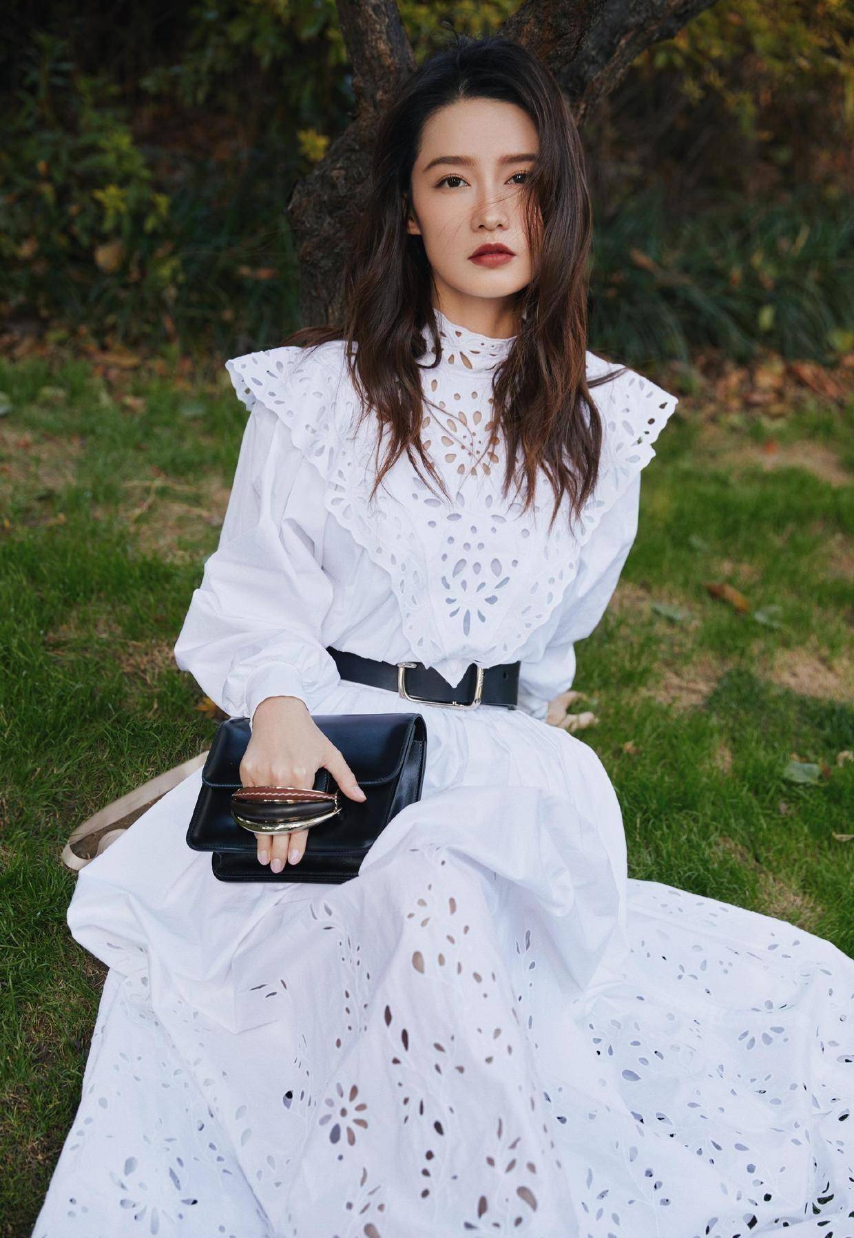 "李沁"真是私服穿搭高手,黑羽绒服叠穿牛仔外套,时髦又保暖_衬衫_时尚