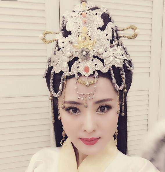 看张可穿衣搭配,剧迷毋庸置疑猜有误她今年多少年龄了?