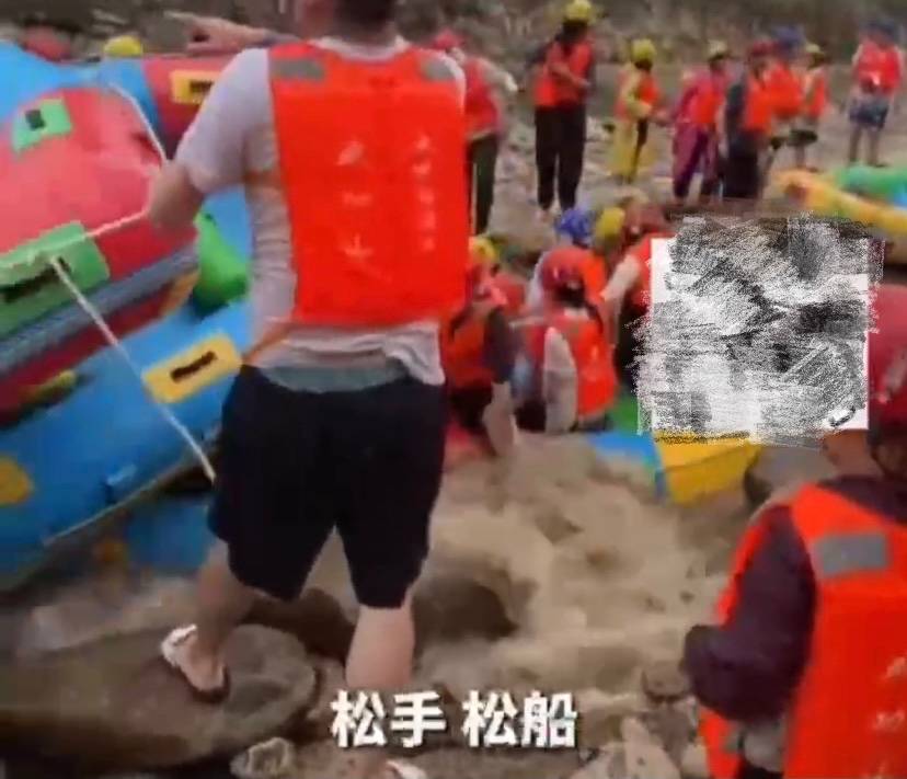 洛阳景点漂流项目连遭翻船，多人擦伤，现场一片混乱