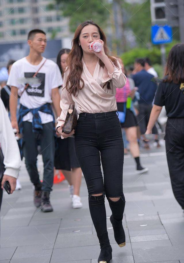 裤子和短靴的无缝衔接,很显腿长,黑色搭配更加明显_衣服_衬衫_上衣