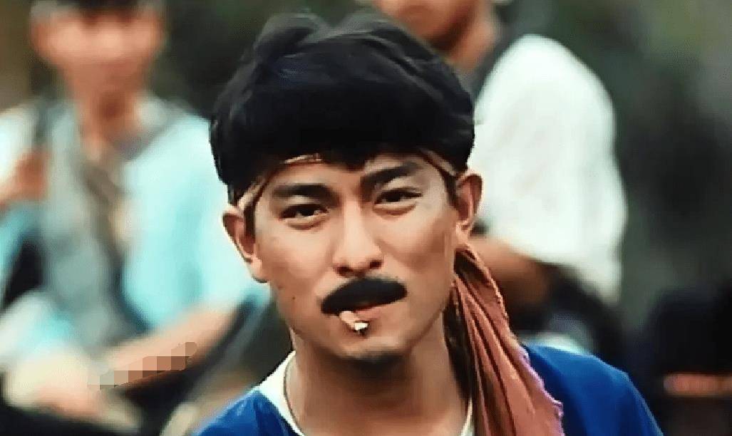 甚至有点邋遢的感觉,因为脱掉军装的刘德华不仅留起了小胡子,而且服装