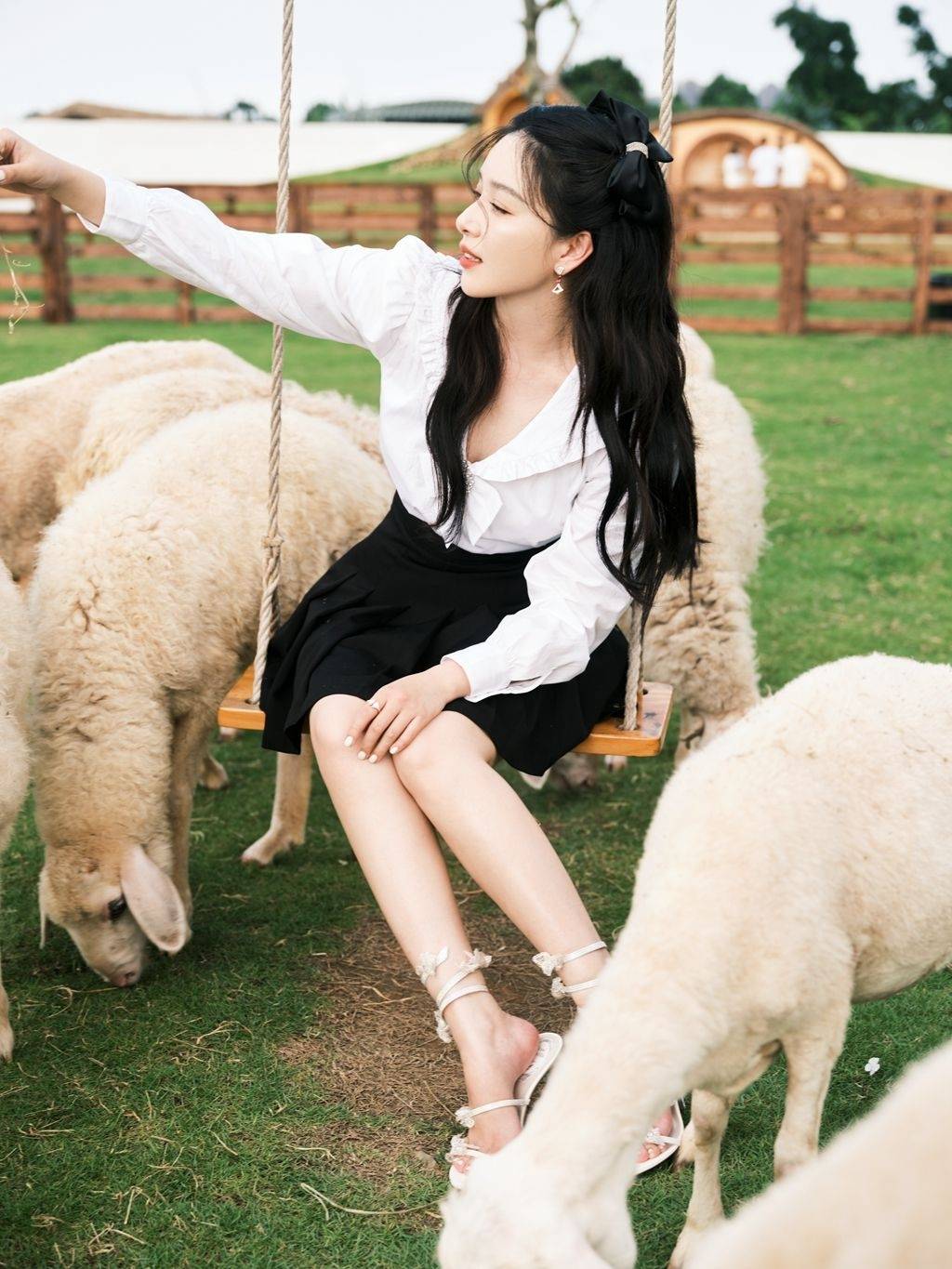 阚清子黑色百褶裙性感美腿写真