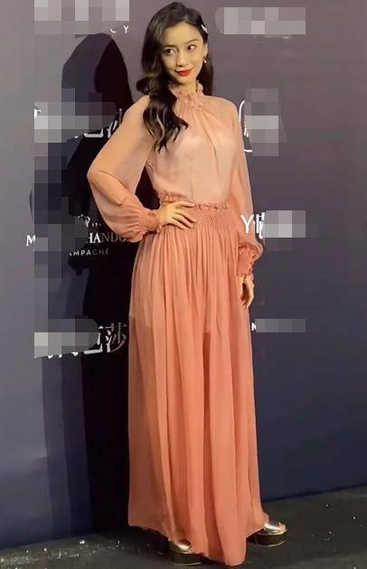 女明星太难 杨颖纱裙太薄冷到发抖 倪妮穿吊带裙发抖仍保持微笑 时尚 穿着 张小斐