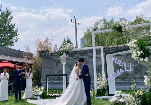 喻佳丽和老公忘情拥吻,段林希在一旁看着自己的女孩,只顾着鼓掌,把最