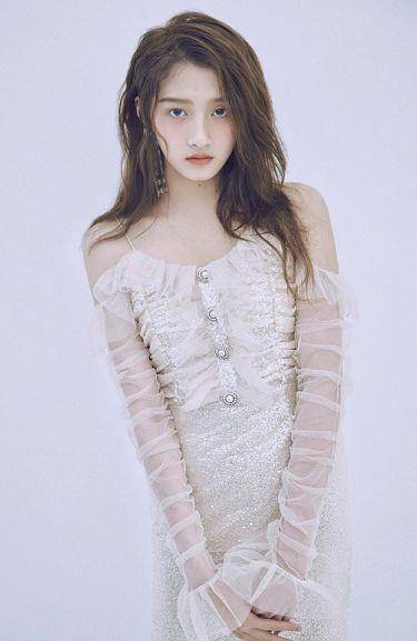 关晓彤大胆挑战"白丝袜",看清她的直线腿,不愧是"腿精"_白色_照片