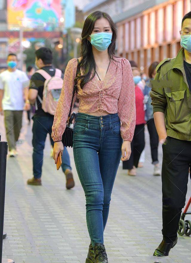 原创粉色v领上衣搭配牛仔时尚裤又高又瘦展现出完美身材