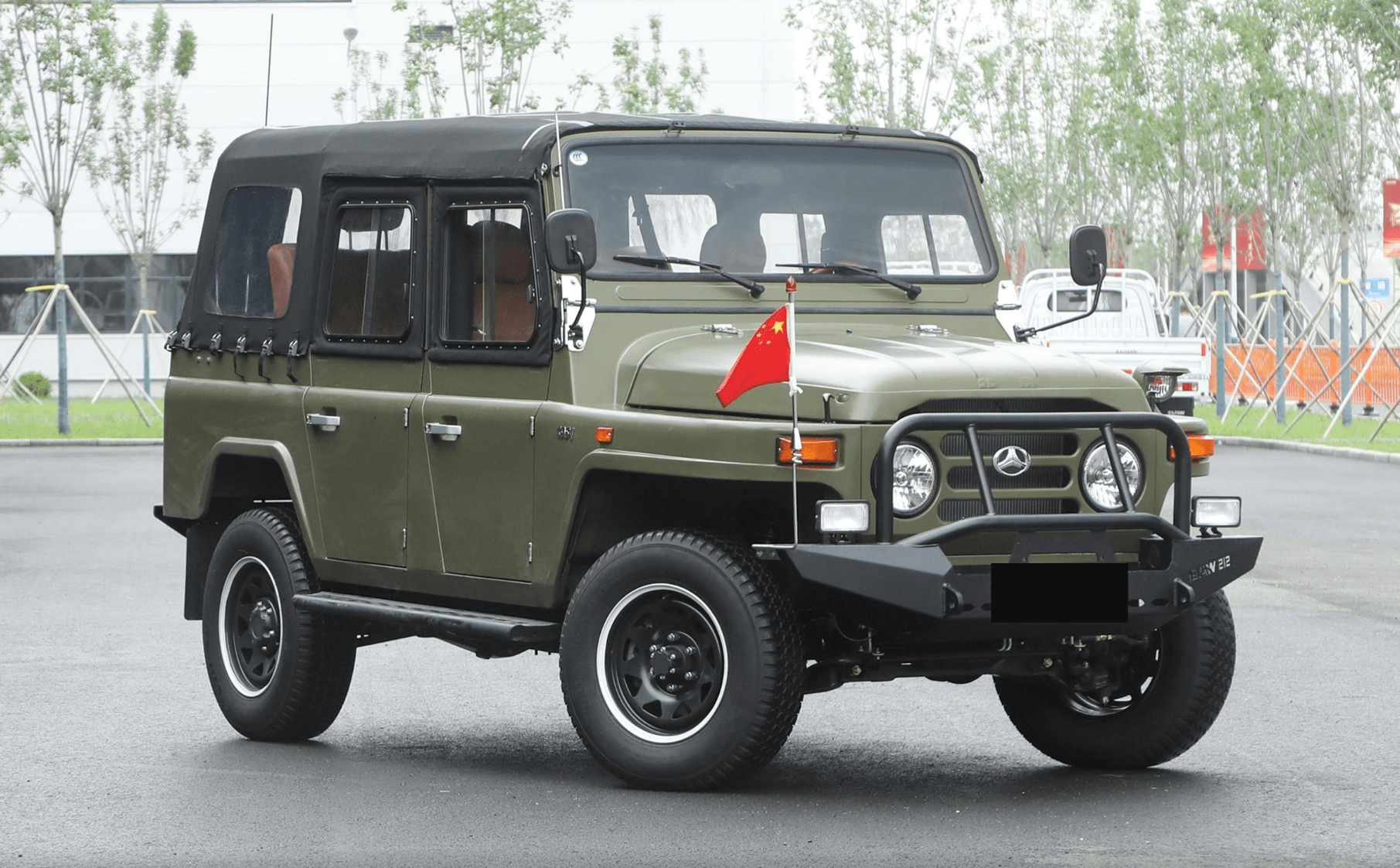 新款bj 212亮相,军绿涂装配软顶,车头挂红旗,换皮座椅 2.
