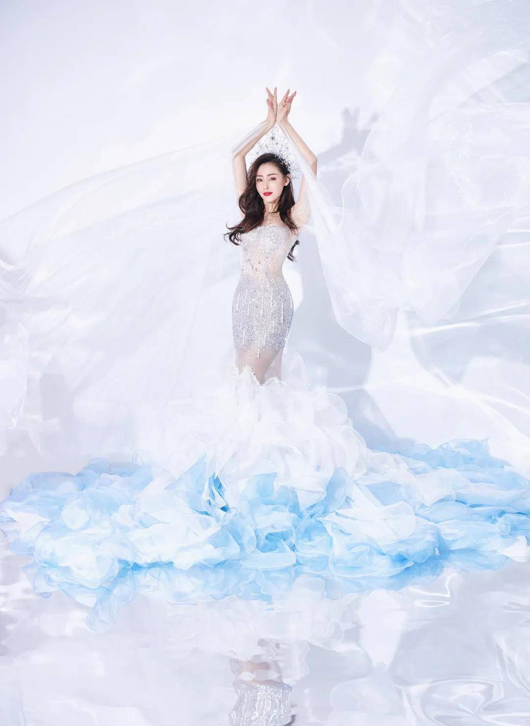 张天爱cos"美人鱼",穿白色亮片鱼尾裙,仙气又妖娆_的设计_时尚_身材