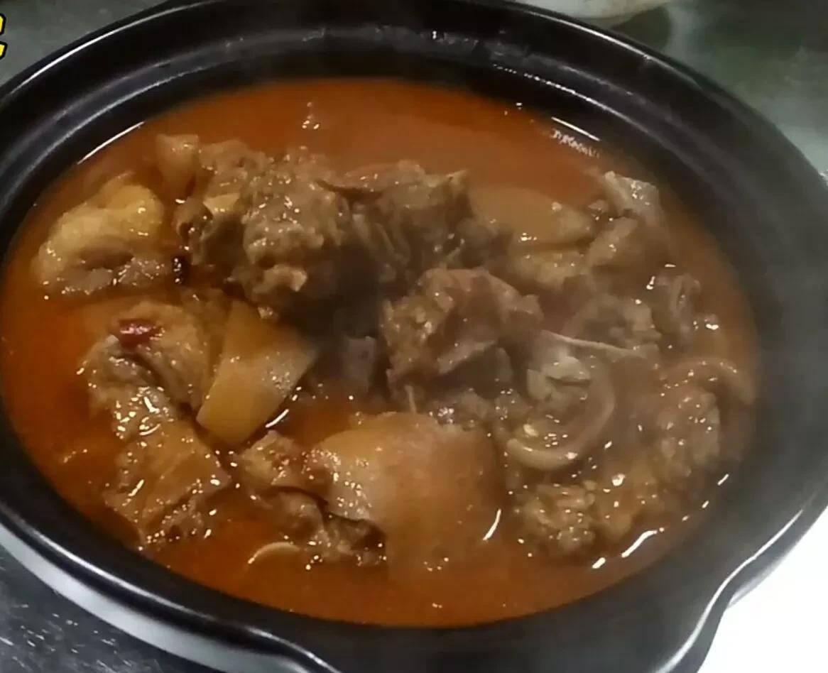 狗肉的做法很多,以前我做過,五香狗肉,狗肉火鍋,手撕狗肉,今天給大家