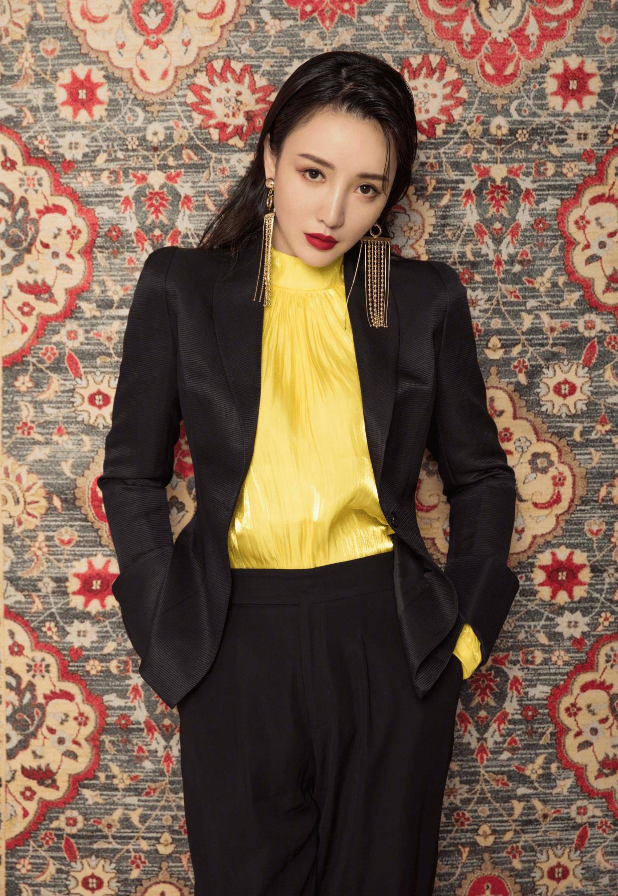 害怕穿出沉闷感的你可以学柳岩这样选择黑色的西装搭配黄色内搭,靓丽