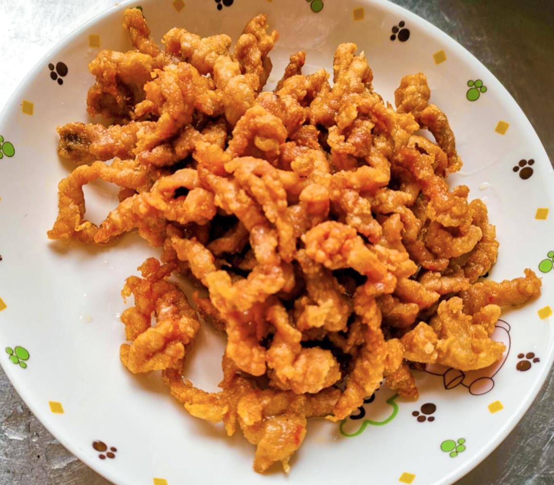 (不要太干,熟了就行)第六步:坐锅,倒油,放入肉丝,炸至金黄色,柔软的