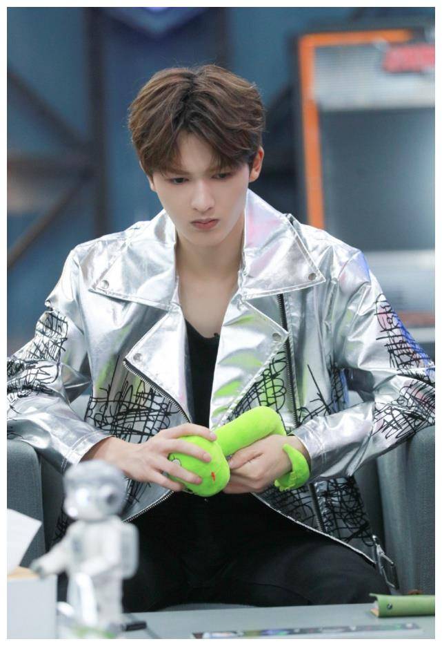 朱正廷嫌衣服太简单,在上面画了数不清的"黑线",效果出奇好!