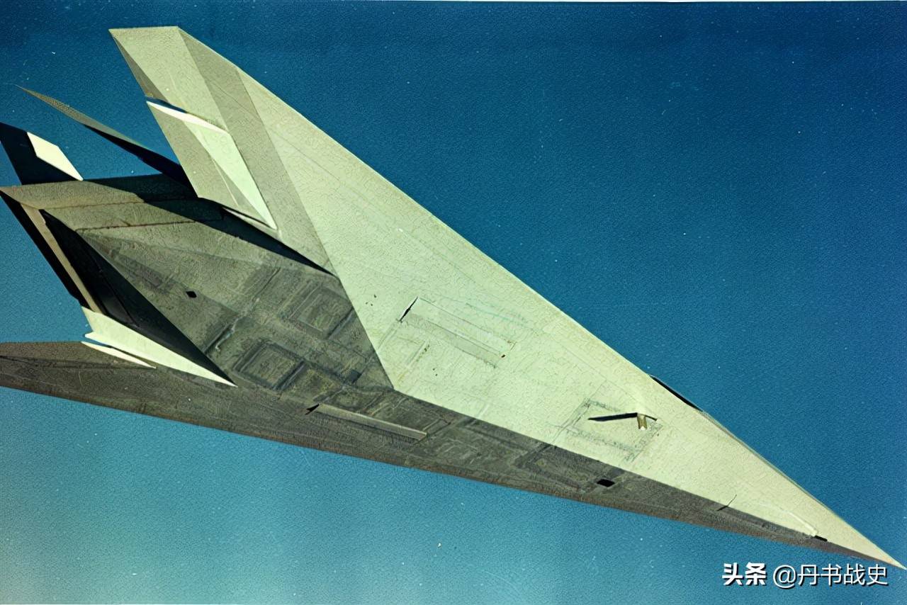 原创f117夜鹰隐身攻击机的前身洛克希德haveblue