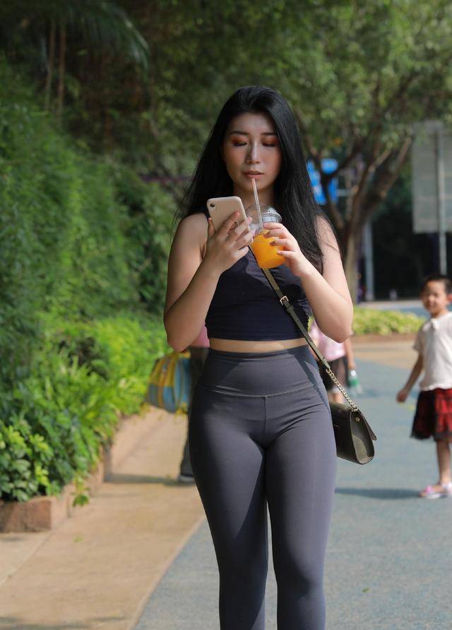 原创神采奕奕的健美裤小姐姐举止大方给人一种冰清玉洁的感觉