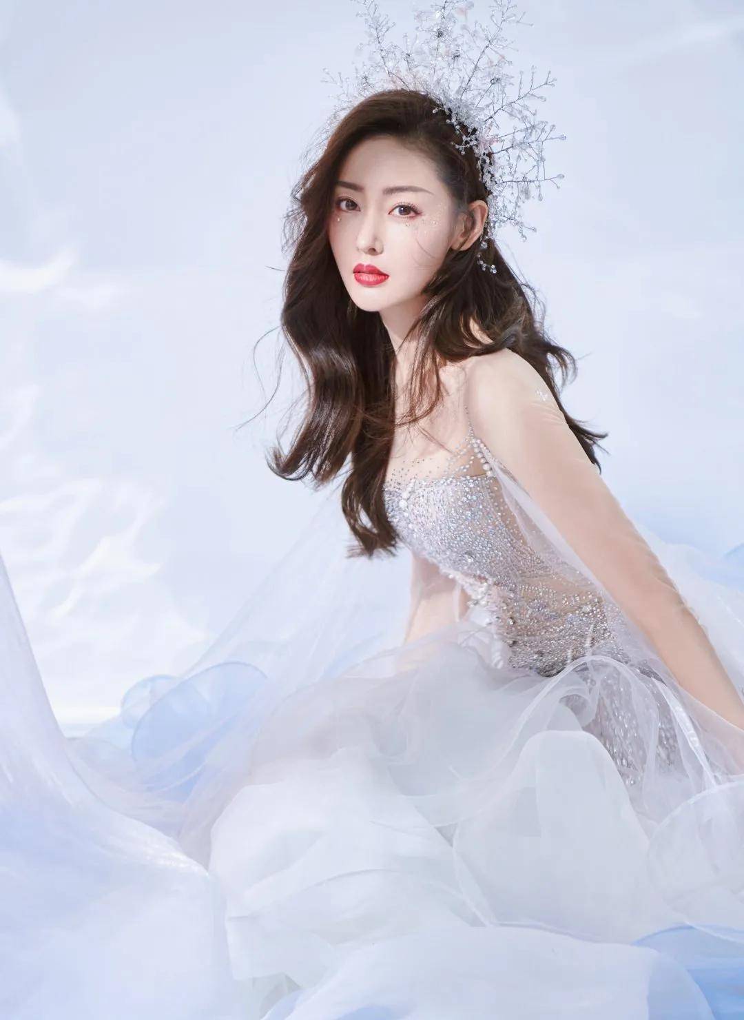 张天爱cos"美人鱼",穿白色亮片鱼尾裙,仙气又妖娆_的设计_时尚_身材