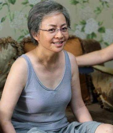 56岁宋丹丹近照,墨镜口罩超短发酷劲十足,这几张照片暴露年龄了_喜剧