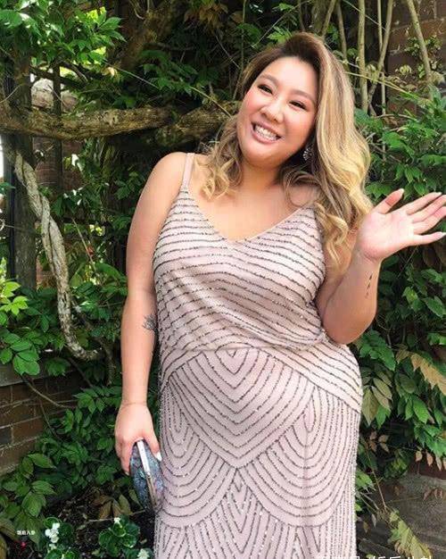 180斤郑欣宜衣着性感街头拍写真,腰上没赘肉表情很自信