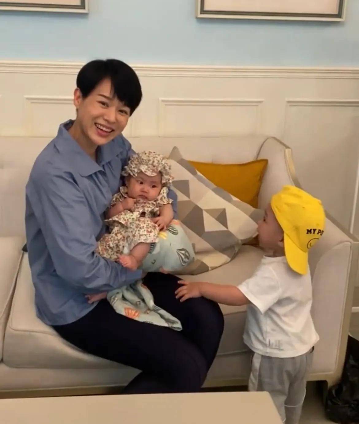 胡杏儿抱小妹妹拍戏1岁小儿子吃醋争妈妈撒娇模样太可爱