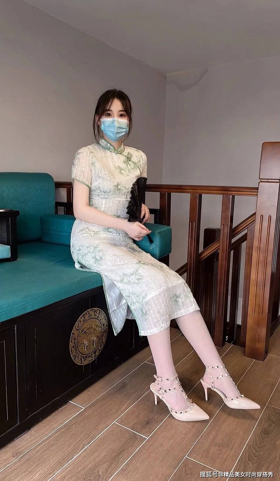 清雅又显瘦的中式旗袍搭配一双高跟凉鞋走起路来优雅有气质