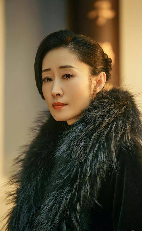 44岁刘敏涛时尚大片曝光,造型夸张被吐槽,分手后蜕变为女强人_生活