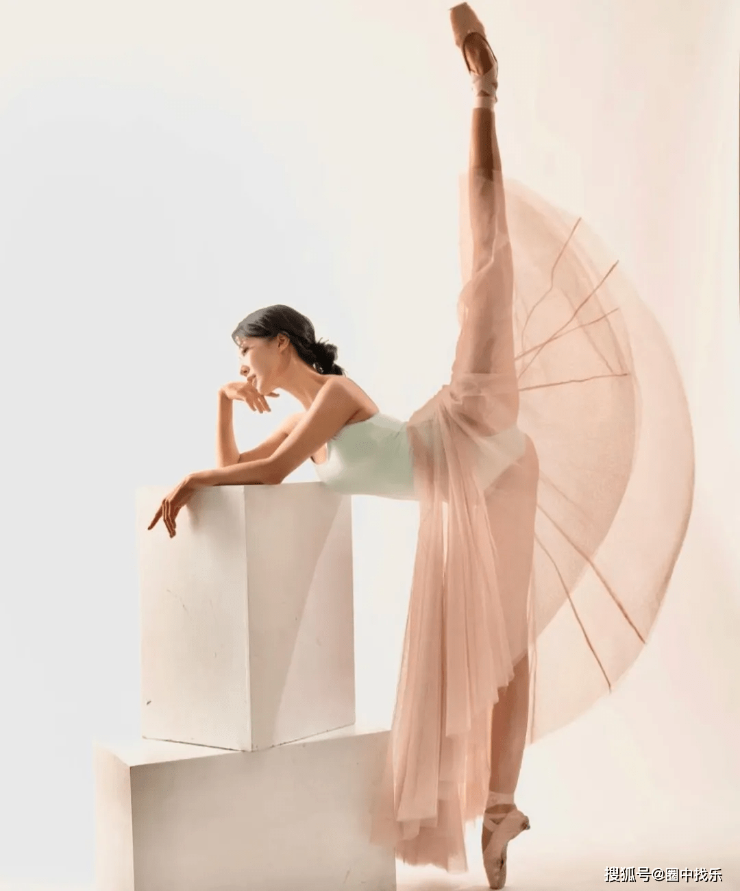 换下舞鞋,芭蕾裙,瞬间变身拿铁女孩,性感女神——饱满浑圆的蜜桃臀