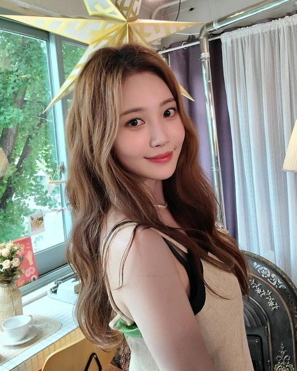 原创s型丰满身材30岁韩国女星金亚荣yura魅力四射的女团c位