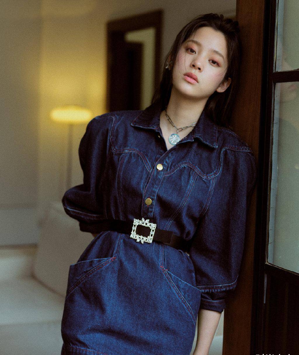 原创欧阳娜娜美得很大方穿娃娃领丝绒裙出镜长发披肩尽显优雅复古