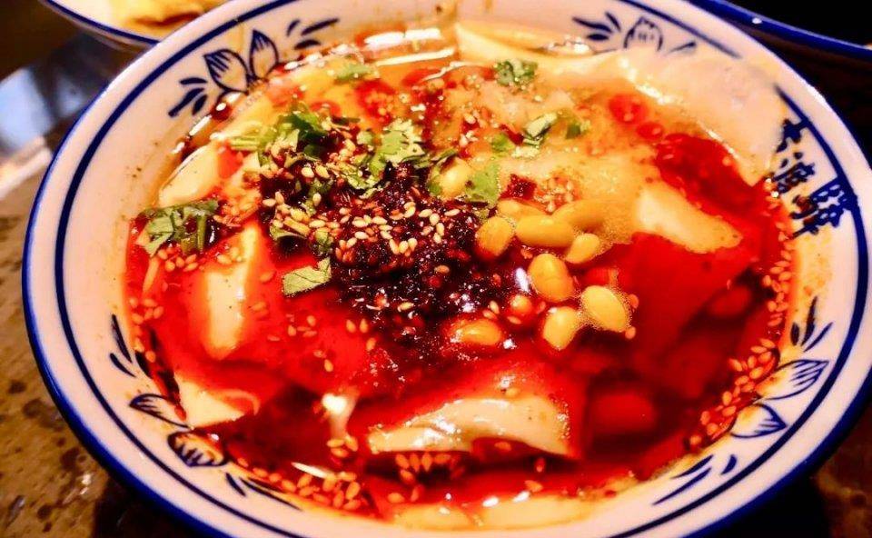 陕西凤凰镇豆腐脑淋上桂花蜜与玫瑰酱在铁板上煎制,透过屏幕感觉都能